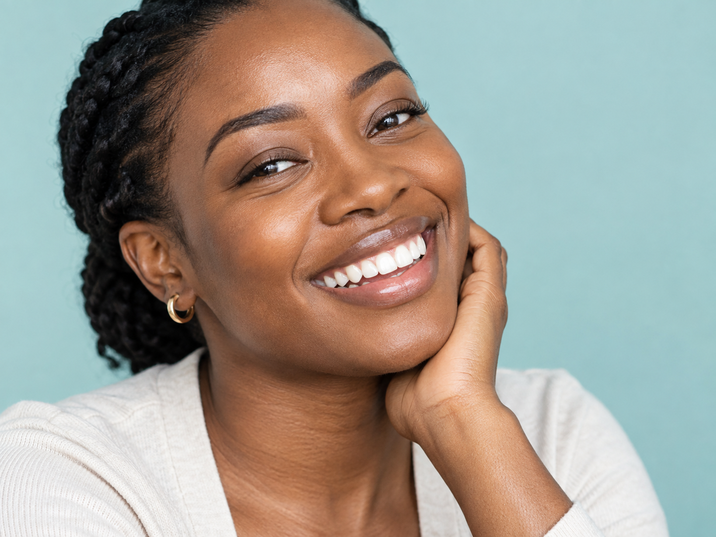 Patiente souriante aux dents saines
